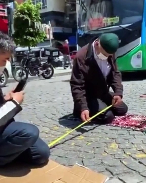 Herkes bu emmi kadar sosyal mesafeye dikkat etseydi şu an bu hastalık ortadan kalkmıştı