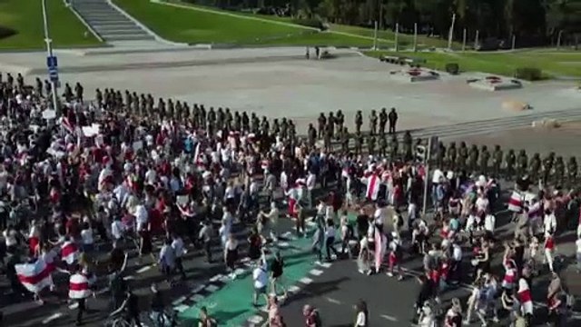 Лукашенко обещает вынести новую конституцию на референдум