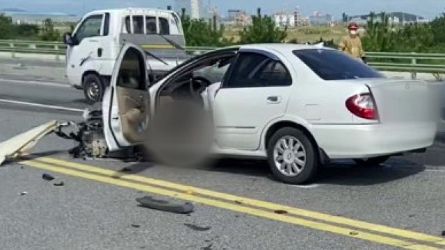 군산서 승용차 2대 충돌...1명 사망·3명 부상 / YTN