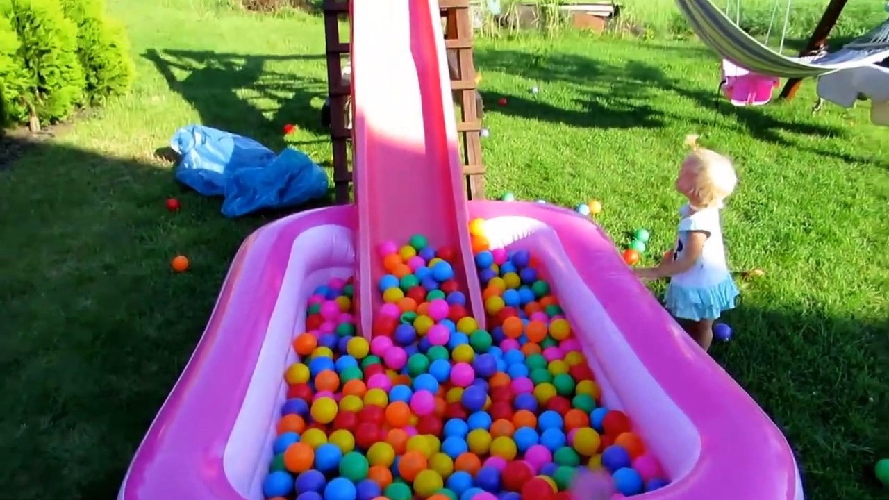 Sophia Isabella Brincando na Piscina de Bolinhas