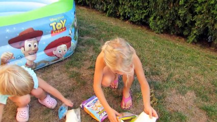 Sophia Isabella Brincando na Piscina