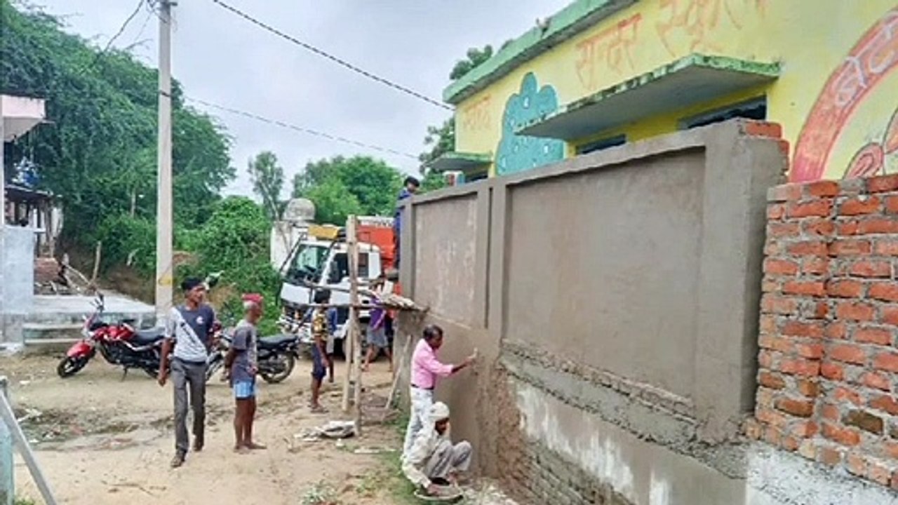 प्रशासन के द्वारा स्कूल की बाउंड्री का कराया गया निर्माण