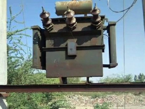 प्राथमिक विद्यालय की बाउंड्री पर रखा ट्रांसफार्मर दे रहा हादसे को दावत