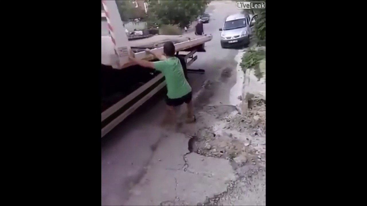 Il venait remorquer la voiture mais tout ne se passe pas comme prévu