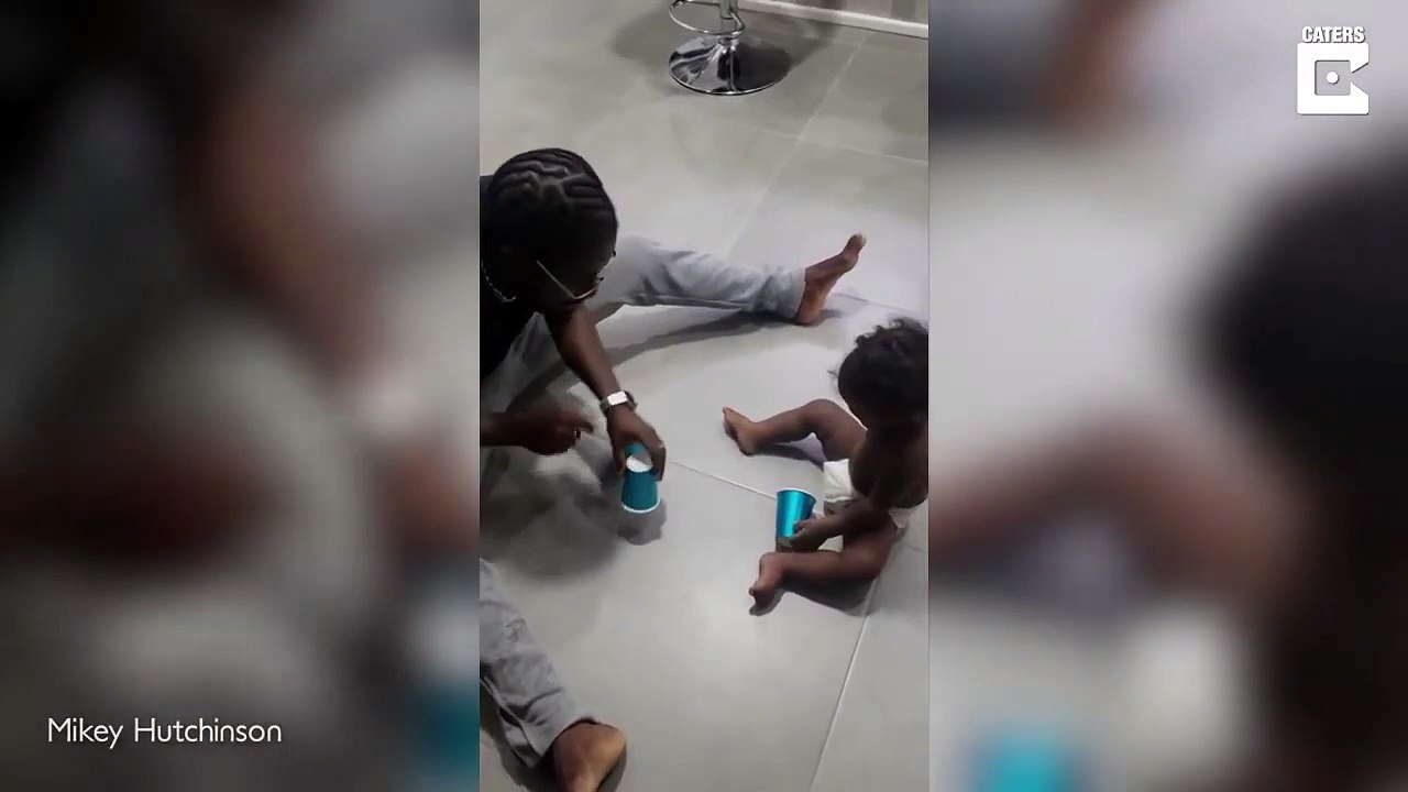 Ce bébé est le meilleur au jeu des gobelets