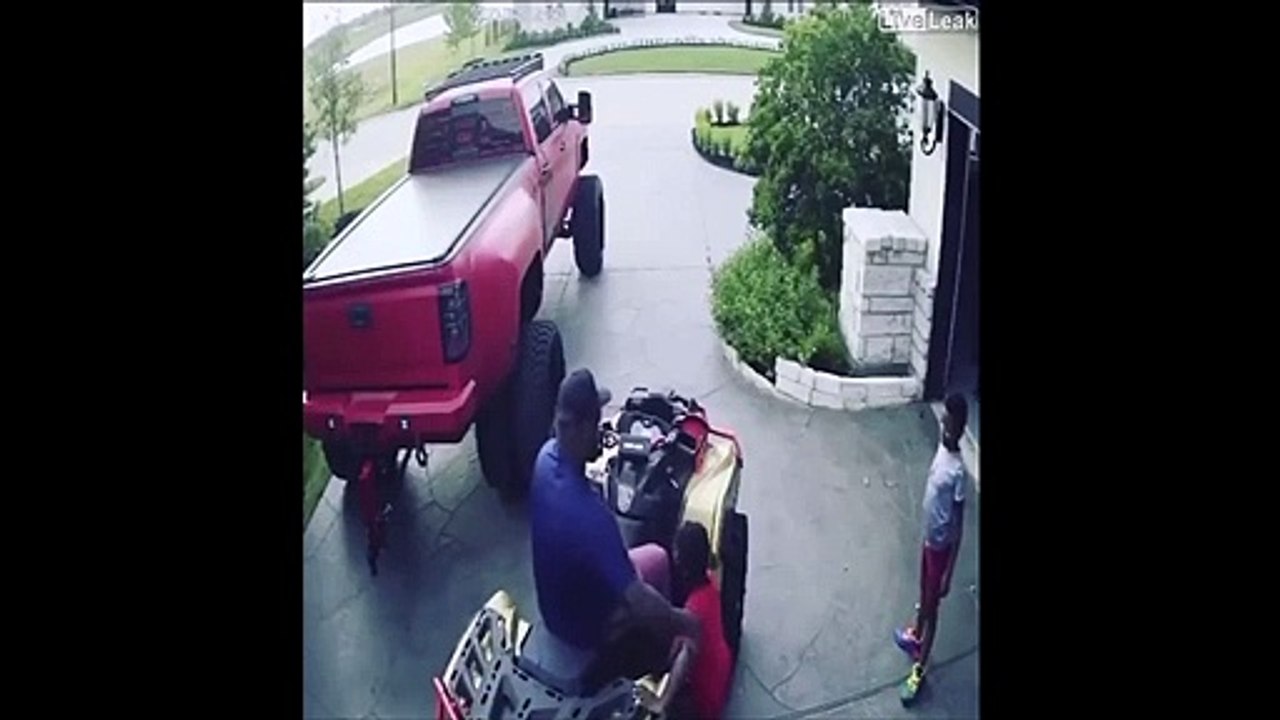 Ce papa veut faire un tour de quad avec son fils et lui laisse le guidon... Mauvaise idée