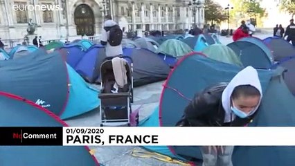 Acampada de inmigrantes ilegales frente al Ayuntamiento de París para pedir cobijo