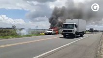 Caminhonete carregada com carvão pega fogo na BR 101, em Linhares