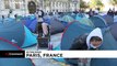 Мигранты поставили палатки напротив мэрии Парижа