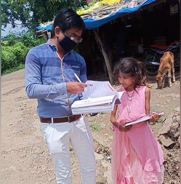 सुवासरा: कांटिया के बाबूलाल शिक्षक घर-घर जाकर बच्चों की करा रहे पढाई