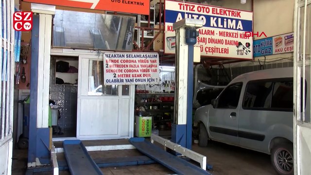 Sosyal mesafeye dikkat çekmek için iş yerine 'Bende koronavirüs var' diye pankart astı