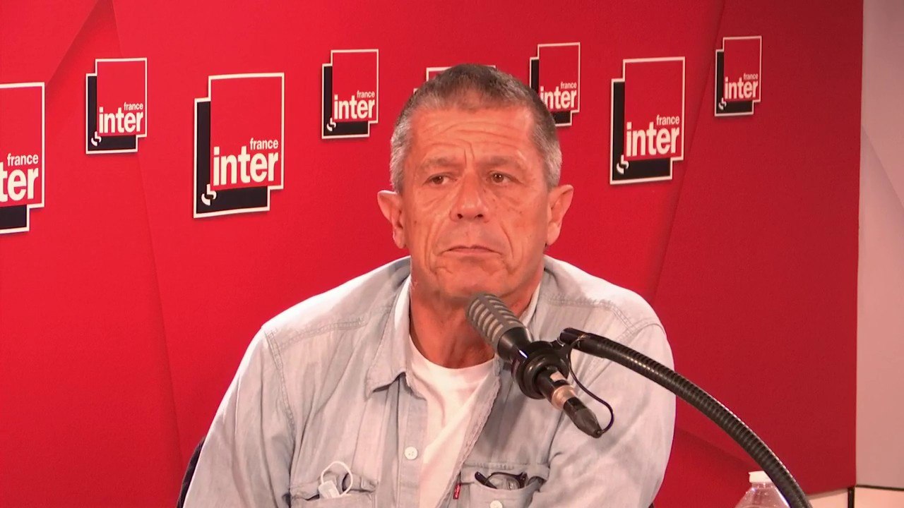 Emmanuel Carrère : "Une retraite yoga, c'est aussi se tourner vers soi pour déboucher sur une espèce de dehors. Le fait est qu'on est coupés de l'extérieur, personne n'a été averti de ce qu'il se passait."