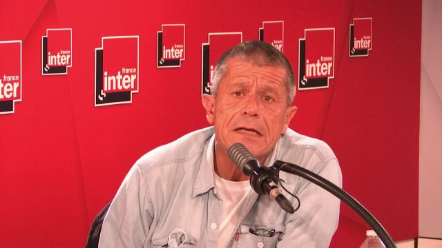 Emmanuel Carrère : Je ne crois pas possible d'échapper à cette angoisse existentielle qui existe chez tous, avec le volume un peu plus fort chez certaines personnes. Ce qu'on peut faire, c'est au moins la décrire.