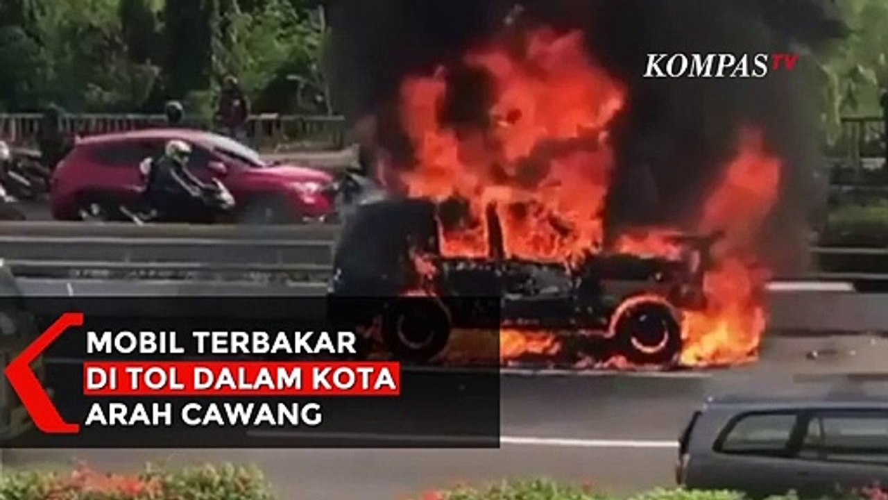 Mobil Terbakar di Tol Dalam Kota Arah Cawang