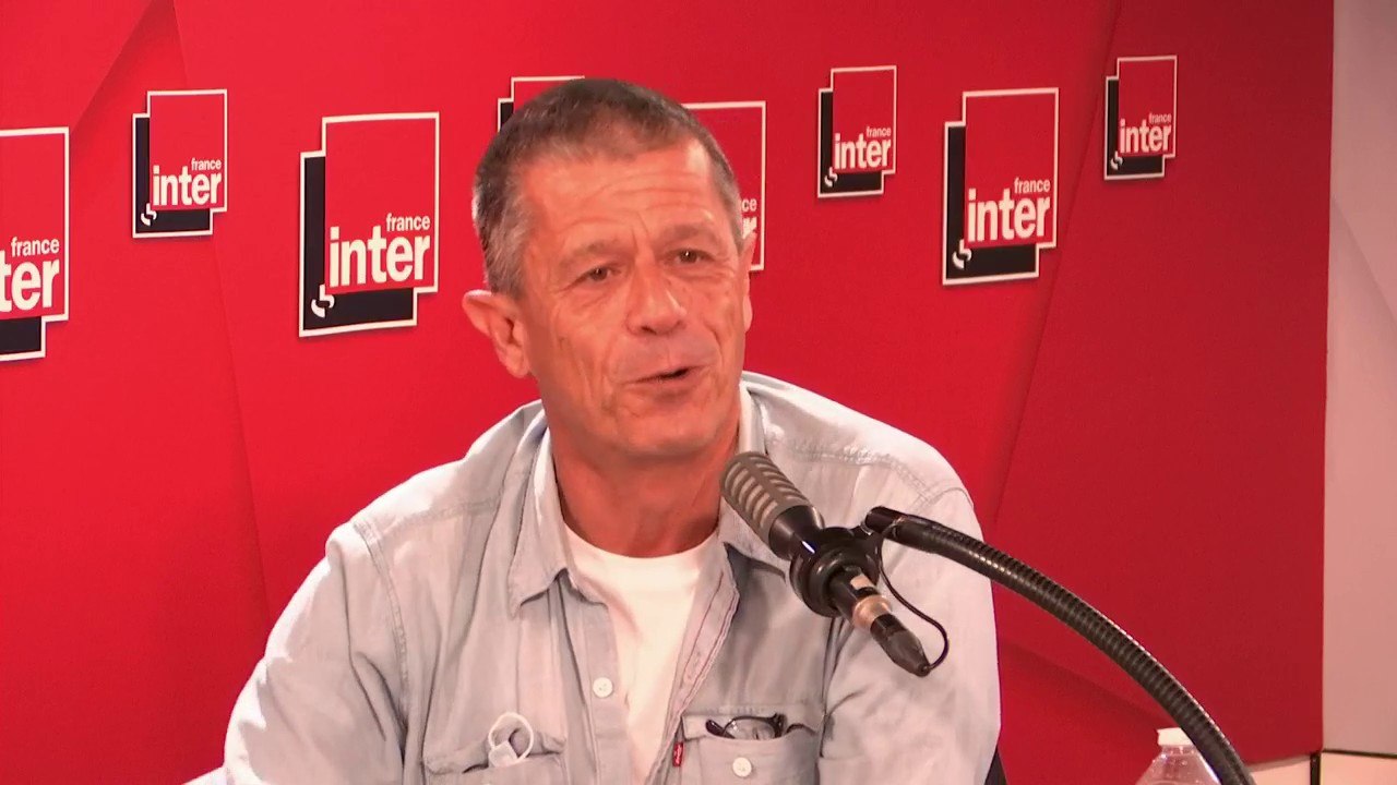 Emmanuel Carrère : "Bernard Maris, je l'ai connu à la fin de sa vie. Il y avait quelque chose d'extraordinairement chaleureux et vivant chez lui. Dans la sidération générale de Charlie, il y avait aussi ce deuil particulier."