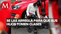 Mamá hace la tarea con sus hijos en la calle mientras cuida coches en la CdMx