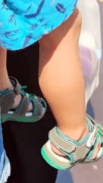 Une petite fillette échouée en pleine mer sur une licorne