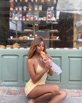 Zahia prend une pose lassive avec... des baguettes de pain !