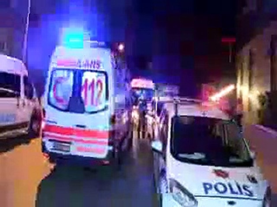 Kuryeyi gasp edenlere müdahale eden polis ve özel güvenlik görevlisi bıçaklandı