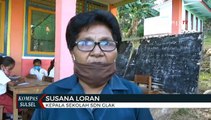 Tak Punya Ruang Kelas, Siswa Belajar Diteras Sekolah