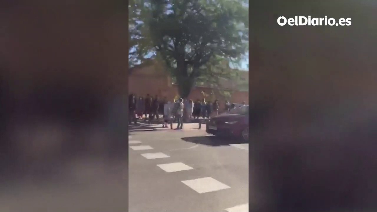 Cientos de docentes hacen cola para las pruebas serológicas en el IES Virgen de la Paloma de Madrid