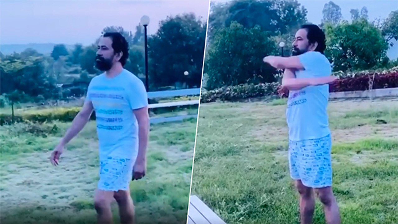 अपने गांव में सुबह की ताजी हवा का आनंद लेते हुए निरहुआ