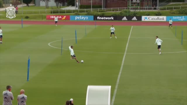 Luis Enrique dirige desde un andamio el entrenamiento de la selección