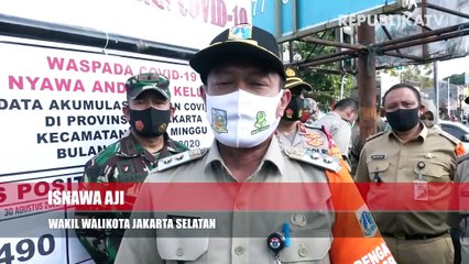 Replika peti mati korban Covid-19 terpasang di Perempatan Mangga Besar, Pasar Minggu, Jakarta.