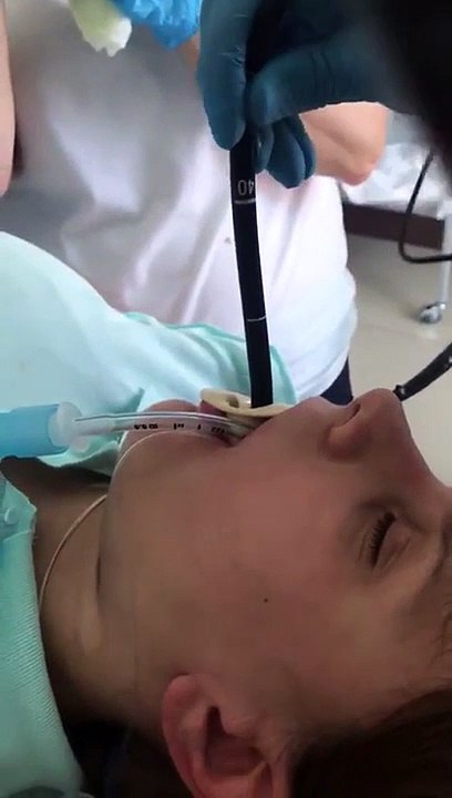 Un serpent s’est glissé dans sa bouche pendant qu’elle dormait