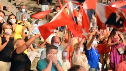 Sancaktepe'de yokuş aşağı kayan TIR 4 araca ve eve çarptı