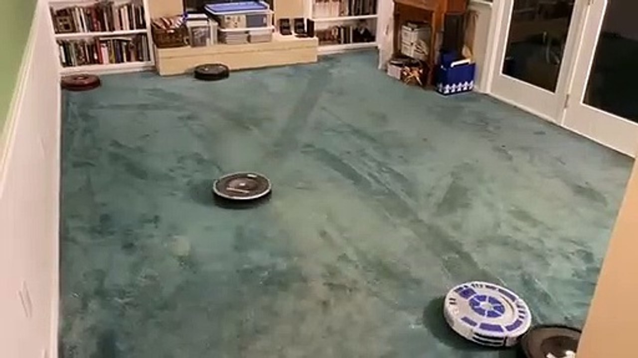 Une équipe composée de quelques robots aspirateurs assure le nettoyage de cette maison