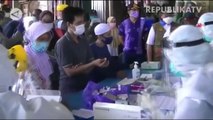 Para awak rumah sakit Siloam Hospitals Kebon Jeruk (SHKJ), Jakarta melakukan rapid test serelogy, Selasa (10/8).