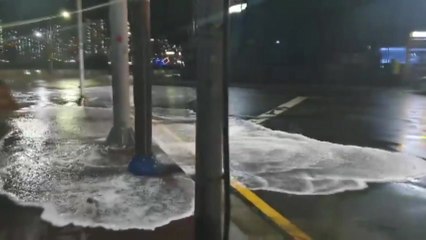 [제보영상] 부산 송도해수욕장 도로 안까지 들이닥친 바닷물 / YTN