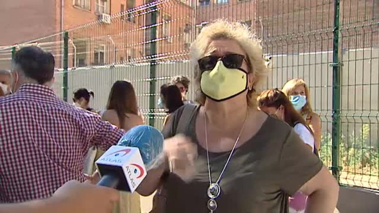 Se aplazan las pruebas de covid a profesores en Madrid por colas el caos y las colas kilométricas