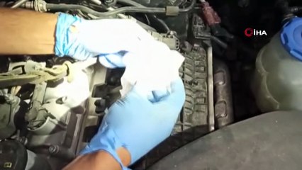 Otomobil kaputuna gizlenmiş uyuşturucu ele geçirildi