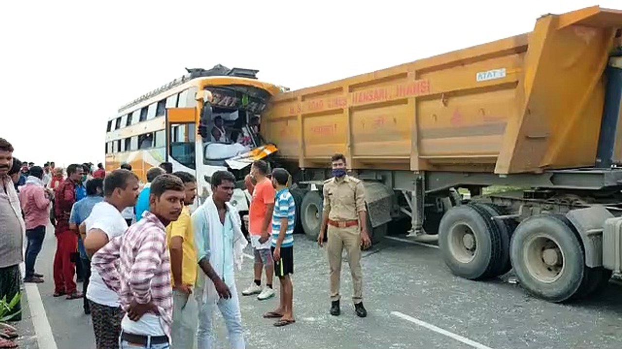 बस एवं ट्राला की जोरदार भिड़ंत में करीब आधा दर्जन लोग घायल