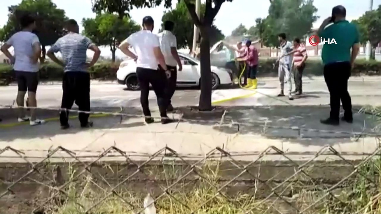 Seyir halinde yanan otomobile ilk müdahaleyi park bahçe ekipleri yaptı