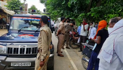 सड़क किनारे खड़े लोगों से पुलिस ने की पूछताछ