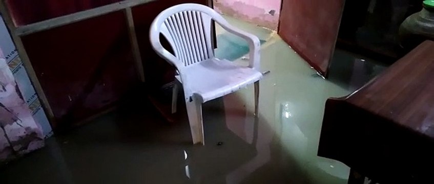 मूसलाधार बारिश होने से अहिरवां चौकी के अंदर घुसा पानी