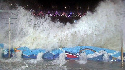 태풍, 잠시 뒤 부산 근접...정전 등 피해신고 잇따라 / YTN