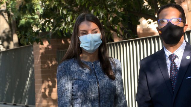 La Reina Letizia dice adiós al verano con un sobrio look otoñal en su vuelta al trabajo