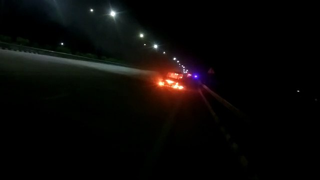 ग्रेटर नोएडा में चलती कार में लगी आग, लोगों ने कूद कर बचाई जान