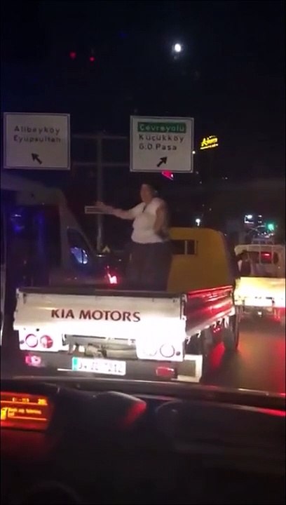 Elle danse à l'arrière d'un pick-up et va le regretter