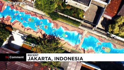 نقاشی رودخانهٔ سه‌بعدی روی کف خیابانی در جاکارتا