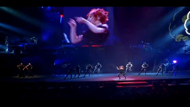 Mylène Farmer (live) — “C'est une belle journée” ↔ (De Mylène Farmer : Avant que l'ombre... À BERCY / 2006)