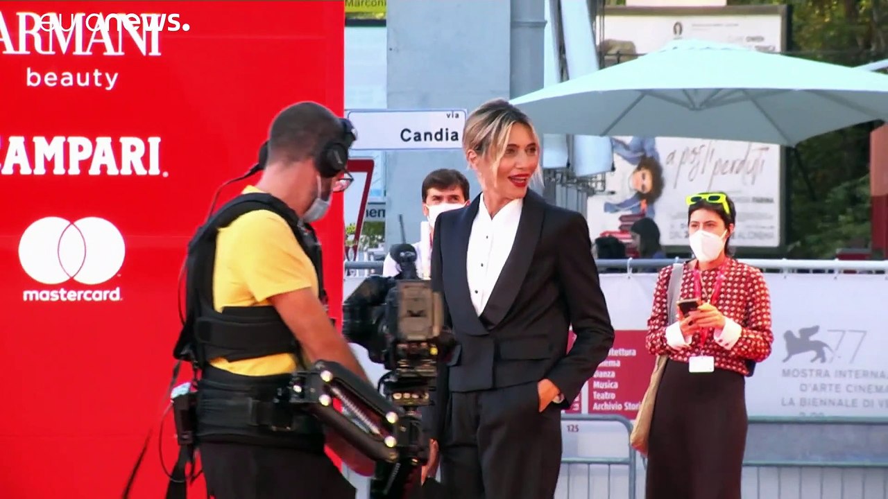 Maskiert und abgeriegelt: Venedig feiert Filmfest