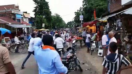 Tải video: करीब 6 दबंगों ने ग्राम प्रधान और उसके बेटे को जमकर पीटा