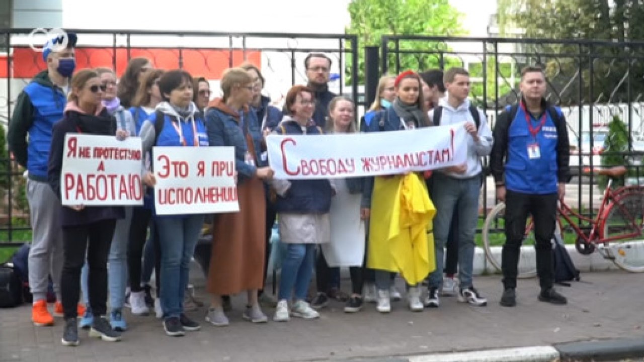 Протесты в Беларуси: Лукашенко не дает журналис...