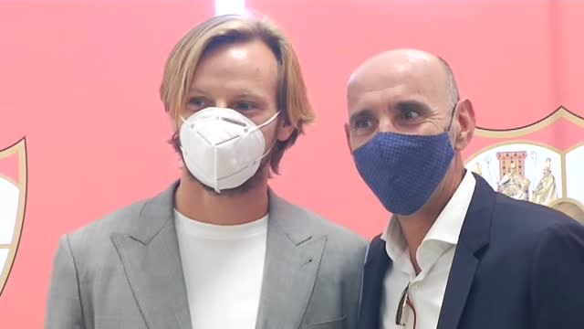 Monchi recibe a Rakitic en el aeropuerto de San Pablo