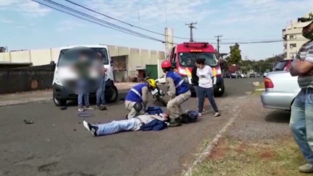 Colisão entre Van e moto deixa via interditada e motociclista ferido